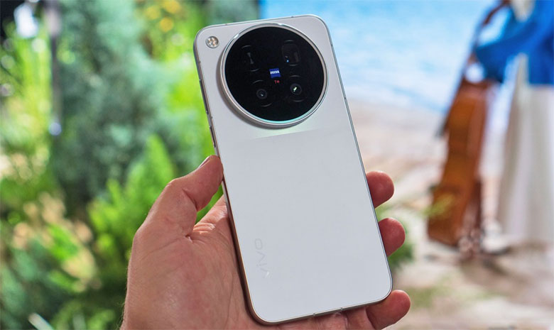 Vivo X500 Pro Max nặng hơn một chút do phải chứa viên pin 8.000mAh