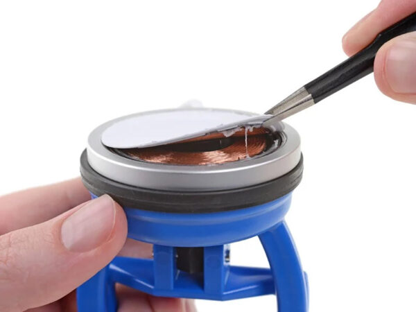 ngay dưới lớp vỏ màu trắng vừa bị loại bỏ là một dải đồng nối với 4 dây dẫn đặt xung quanh các cuộn sạc