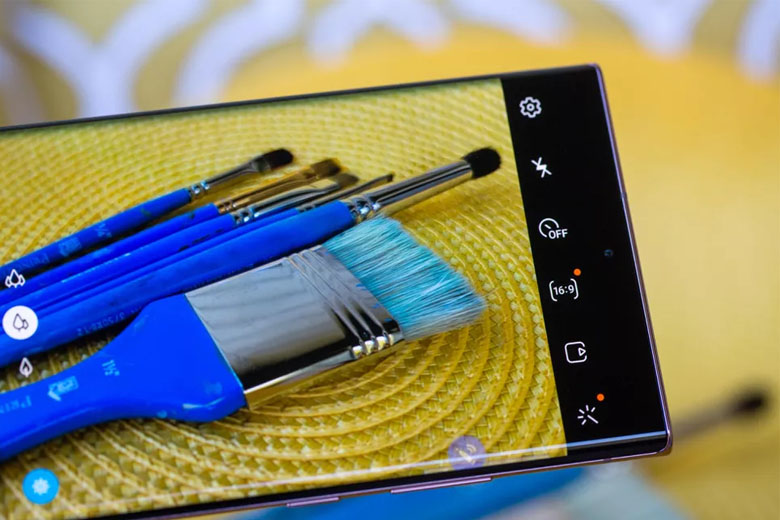 ặt trước Galaxy Note 20 chứa camera selfie 10MP (khẩu độ f / 2.2) với Dual Pixel PDAF