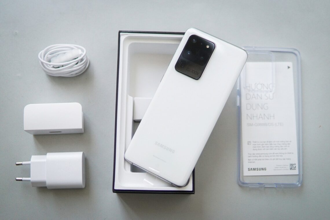 bên trong hộp Galaxy S20 Ultra chỉ được tặng kèm củ sạc với công suất 25W