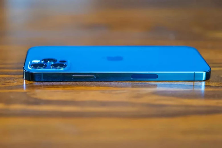 iPhone 12 Pro còn hỗ trợ sạc không dây với bộ sạc MagSafe