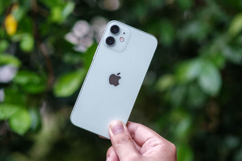 iPhone 12 Mini có ngoại hình trẻ trung hơn iPhone SE 2020