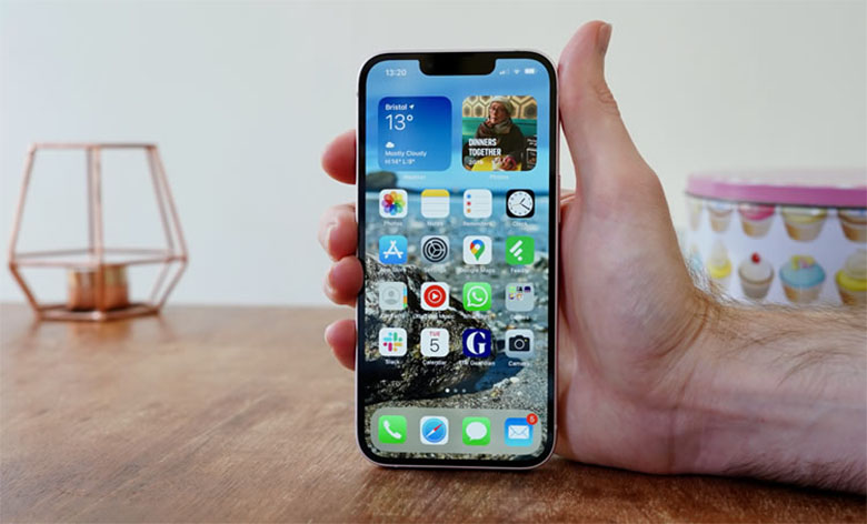 iPhone 13 đi kèm với màn hình OLED 6,1 inch full HD