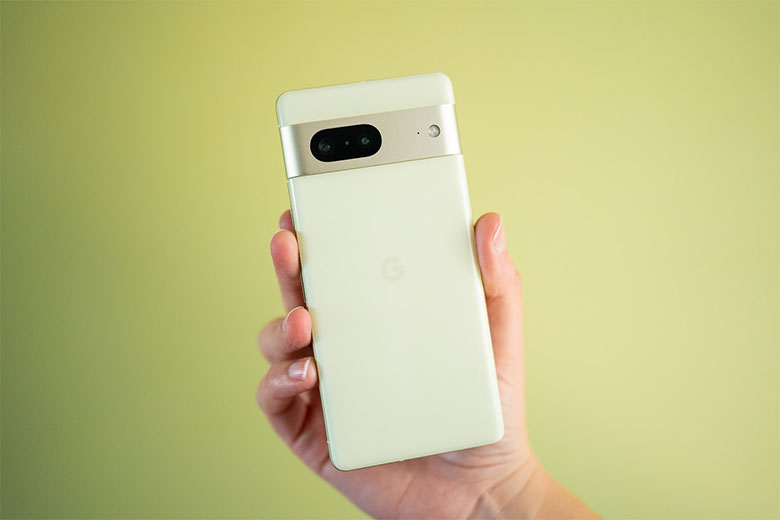 Pixel 7 đi kèm với một thanh camera nhô ra ở mặt sau
