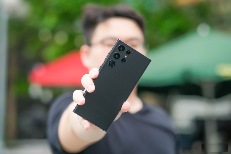 Galaxy S22 Ultra 5G bản Mỹ có cụm 5 camera với độ phân giải cao.
