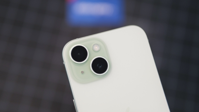 iPhone vẫn được trang bị cụm camera kép quen thuộc nhưng vẫn mạnh mẽ.