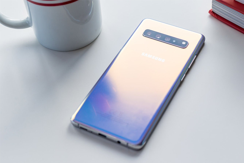 Mặt lưng Galaxy S10 5G nổi bật với hệ thống 4 camera