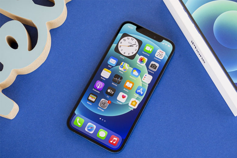 So sánh màn hình iPhone 12 và iPhone 7 hay 7 Plus chúng ta sẽ thấy rõ sự khác biệt đáng kể