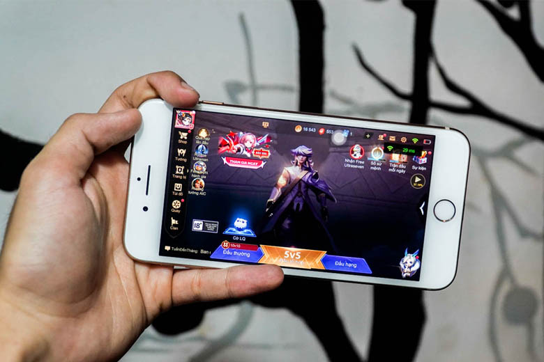 iPhone 8 Plus 64GB cũ chơi game ấn tượng