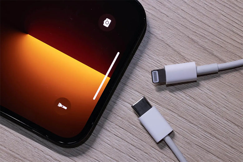 iPhone 15 Pro với cổng USB Type-C sẽ có tốc độ truyền dữ liệu nhanh hơn iPhone 15