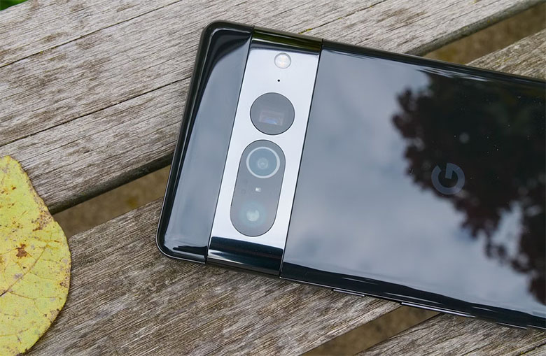 Pixel 7 Pro có ba camera phía sau, dẫn đầu là cảm biến chính 50 MP