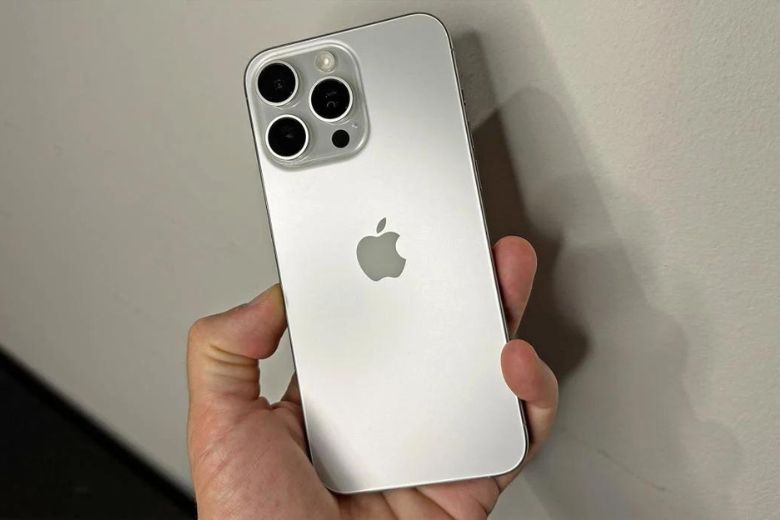 iPhone 15 không chỉ ấn tượng với thiết kế đẹp mắt mà còn nổi bật với khả năng sạc không dây hiệu quả, đáp ứng nhu cầu ngày càng cao của người dùng công nghệ.