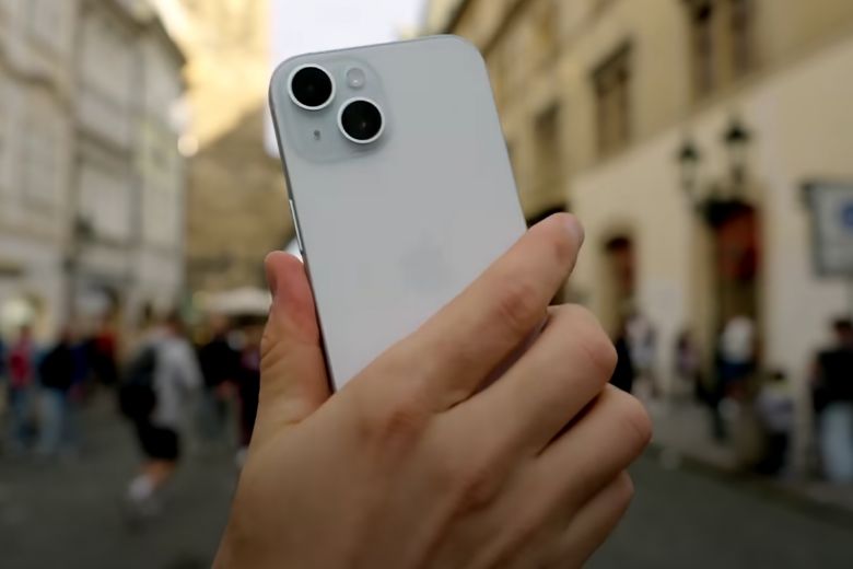 iPhone 15 không chỉ nổi bật với camera được cải tiến mà còn đưa ra những nâng cấp đáng kể so với các phiên bản trước đó như iPhone 14 và iPhone 13, giúp người dùng trải nghiệm những chụp ảnh và quay video với chất lượng và tính năng tiên tiến hơn.