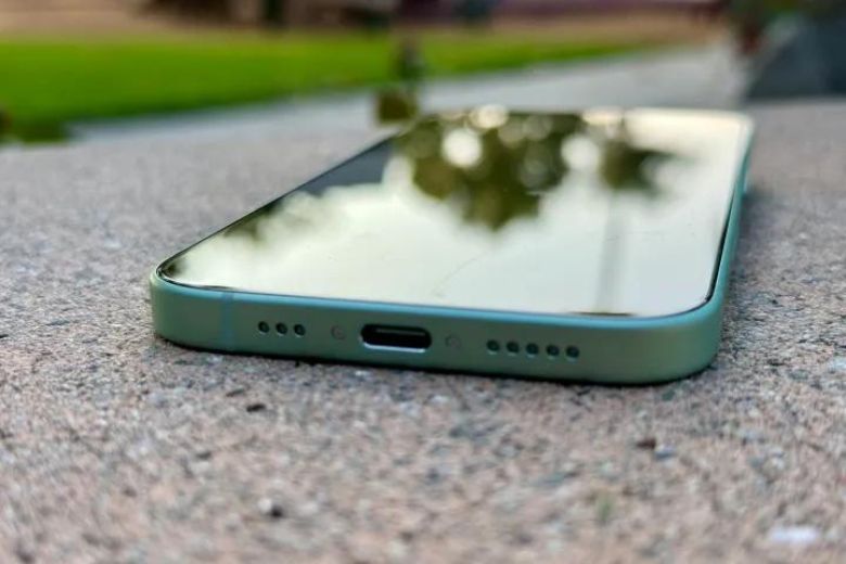 iPhone 15 không chỉ đáp ứng tiêu chuẩn mới với sạc USB-C mà còn mở ra một thế hệ mới về công nghệ sạc, đem lại cho người dùng trải nghiệm sạc nhanh, hiệu quả và tích hợp linh hoạt với các thiết bị khác, chứng minh cam kết không ngừng của Apple với sự tiện lợi và tiến bộ công nghệ.