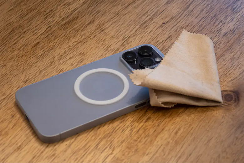 Dùng khăn nhỏ mềm về sinh camera iPhone