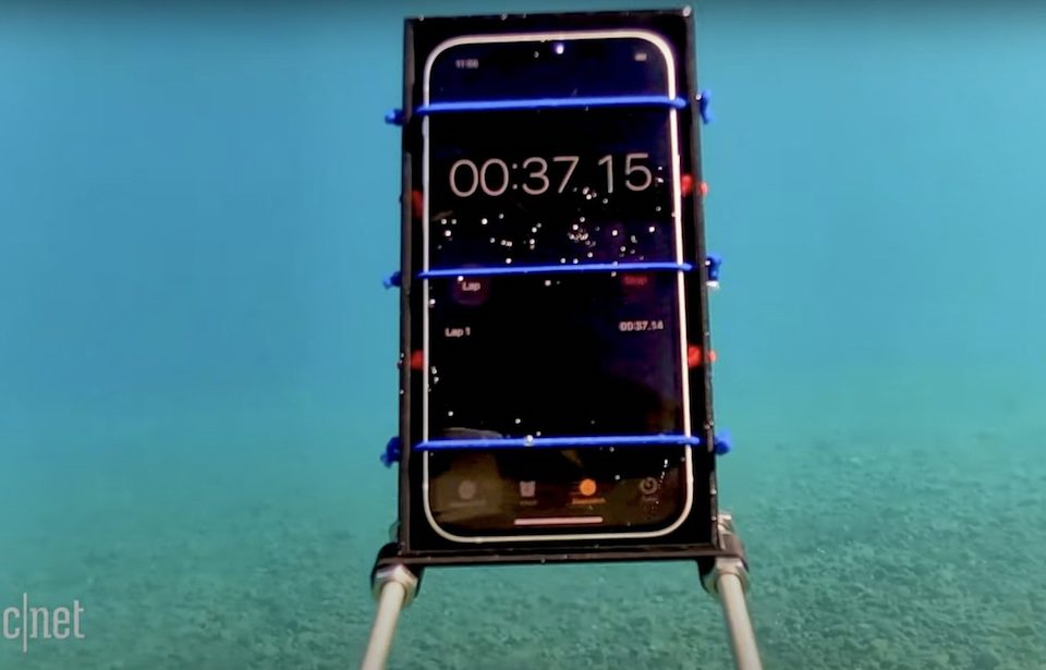 Khả năng chống nước thật sự của iPhone 12 sẽ khiến bạn bất ngờ