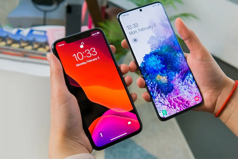 Galaxy S20 FE được trang bị màn hình có kích thước 6,5 inch nhỉnh hơn iPhone 12 với 6.1 inch