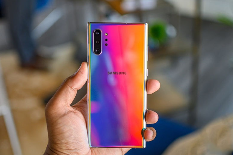 Galaxy Note 10 Plus 5G trông thời thượng hơn điện thoại của Apple.