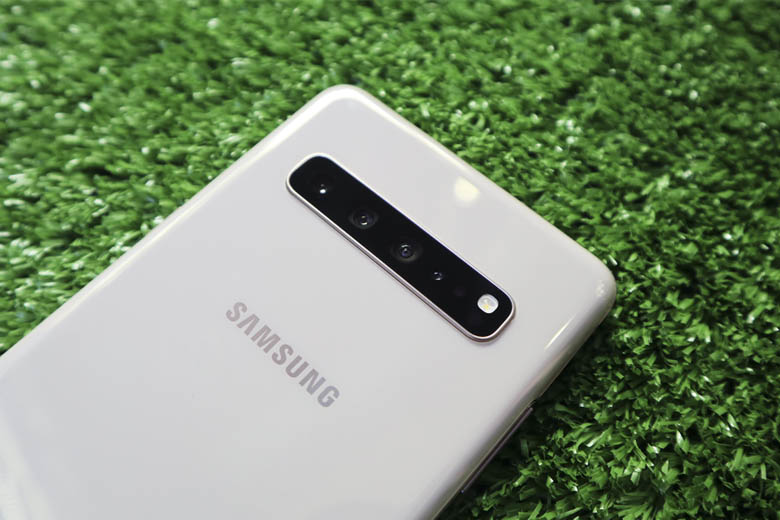 Galaxy S10 5G cũng được trang bị 3 cảm biến ở lưng