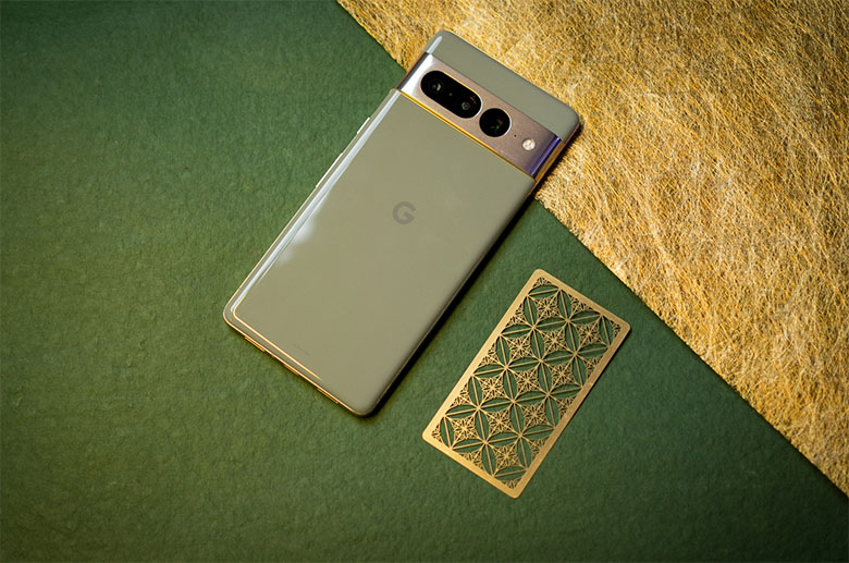 Trên Galaxy S23 Ultra và Pixel 7 Pro đều có chứng nhận chống nước và bụi IP68