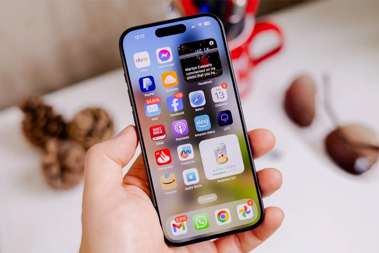Cầm trên tay là iPhone 15 128GB