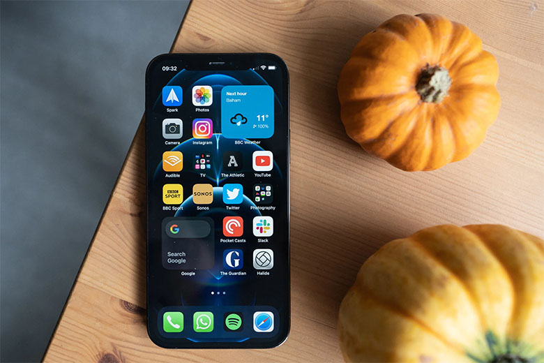 Màn hình iPhone 12 Pro mang đến màu sắc rực rỡ, độ tương phản cao